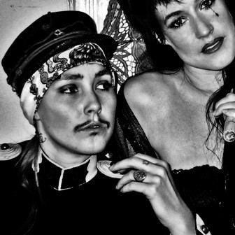 Cocorosie_captain_and_widow_samantha_west__300_10x10_gs_webre_kicsi